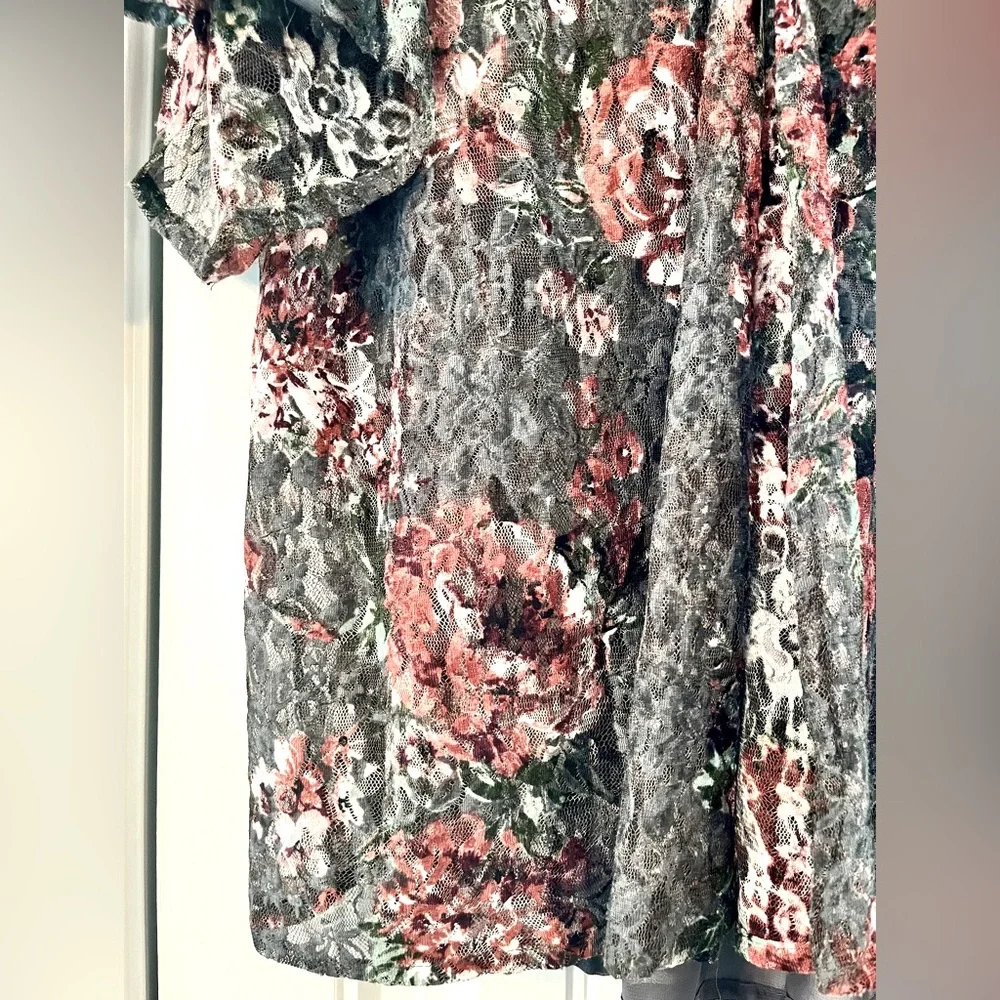 Short kimono, layering piece, lightweight, lacy, gray & rose floral draping, - Picture 5 of 7